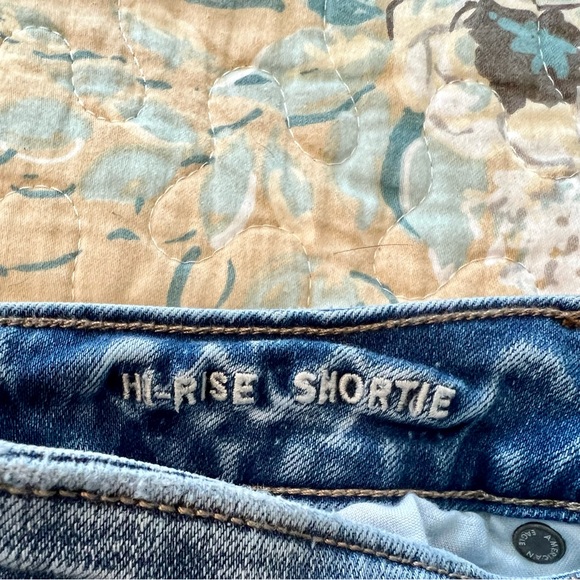 American Eagle Hi Rise Shortie w/Daisy design - Picture 5 of 6